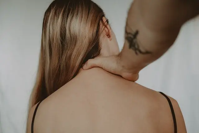 in einem Traum wird der Hals von jemandem gedrückt